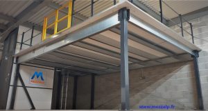 Pose d'un plancher aggloméré blanc en sous mezzanine pour plus de luminosité.