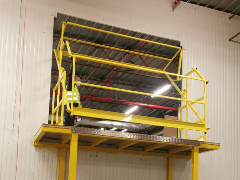 Sécurité des opérateurs de manutention avec les barrières écluses Mezzalp à Lyon.