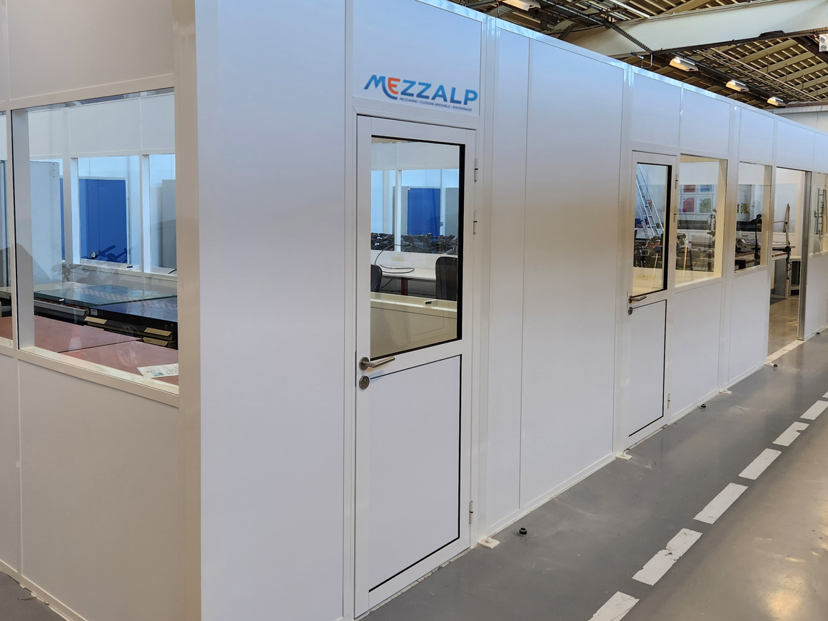 Mezzalp installe vos cloisons amovibles aluminimum pour aménager vos espaces industriels à Lyon.
