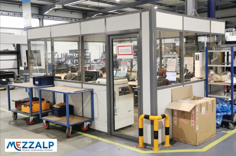 Installation de cloisons modulaire pour création de bureaux dans un atelier à Lyon.