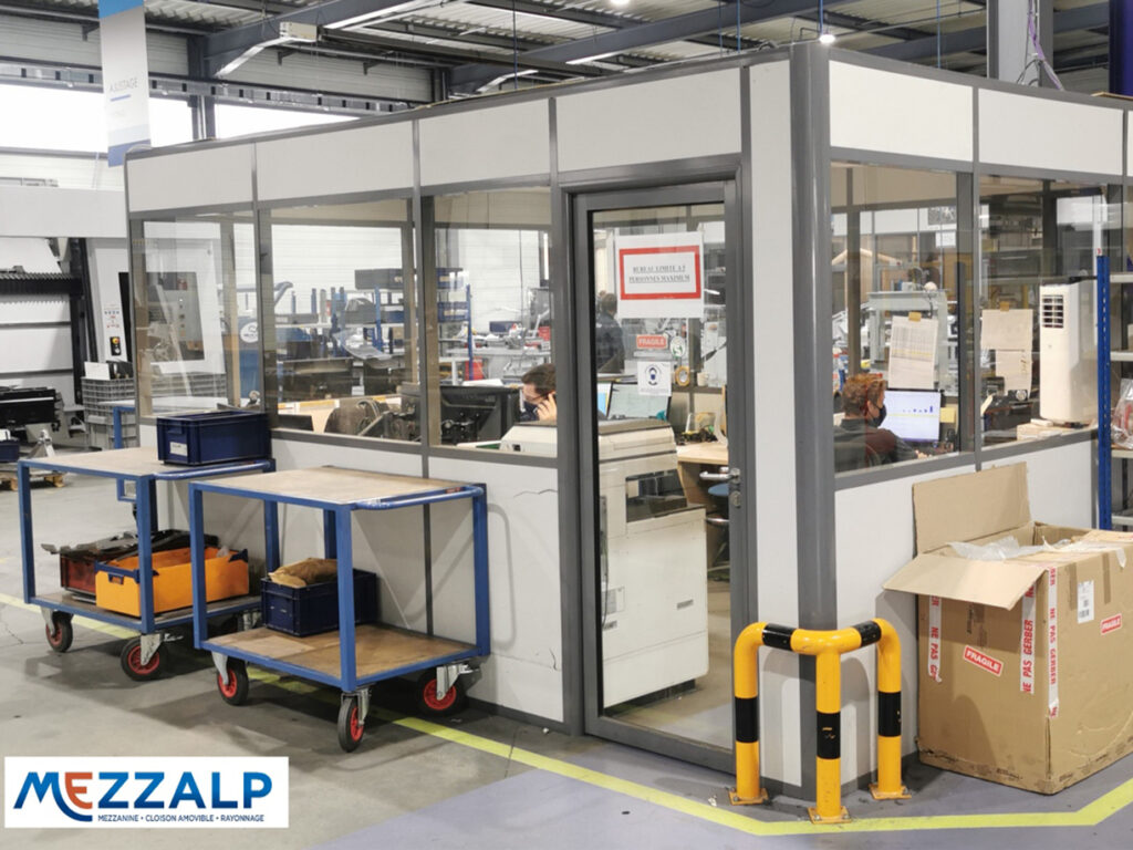 Installation de cloisons modulaire pour création de bureaux dans un atelier à Lyon.