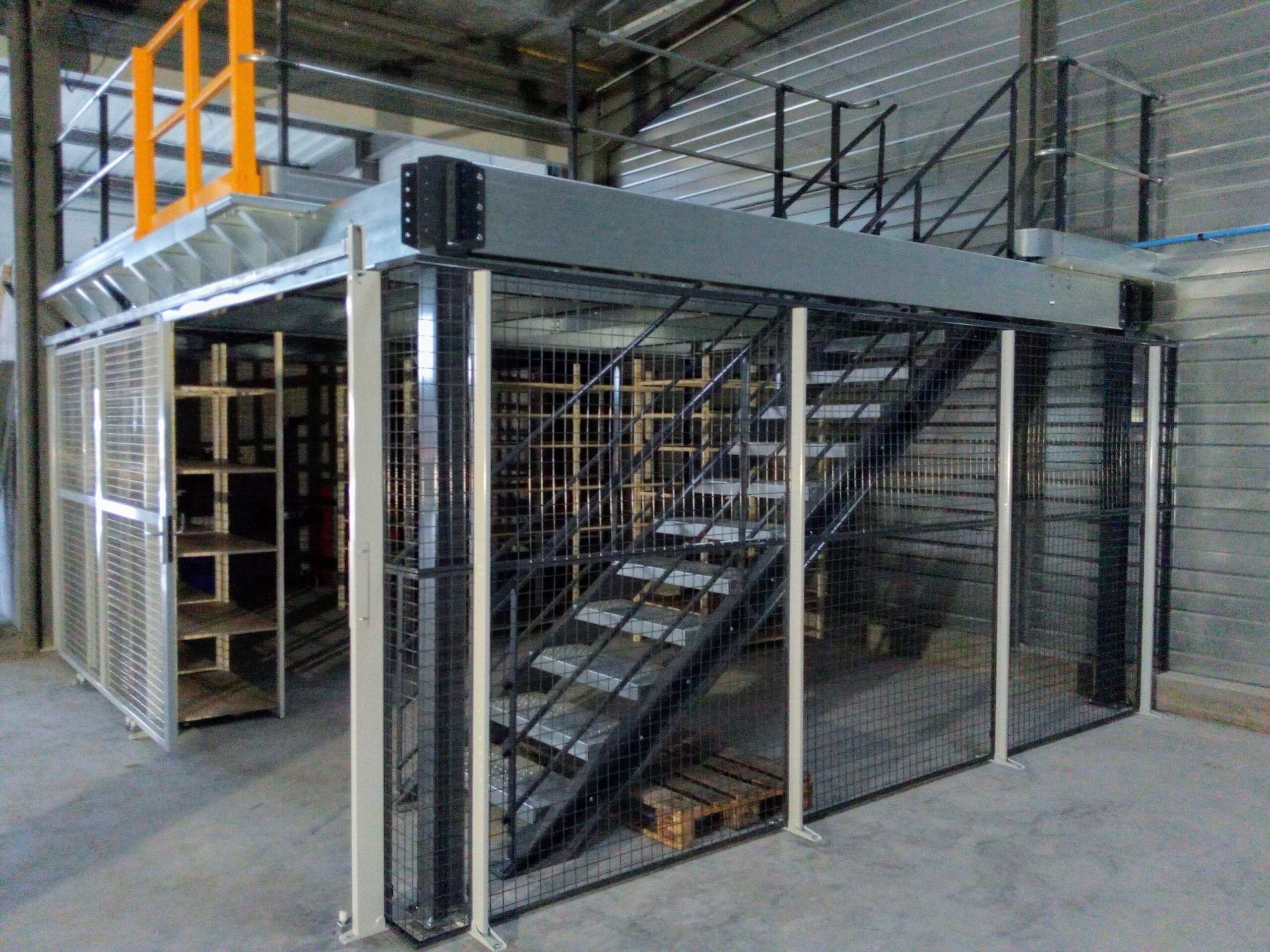Cloison grillagée pour limiter l'accès à des zones sensibles, par Mezzalp à Lyon.