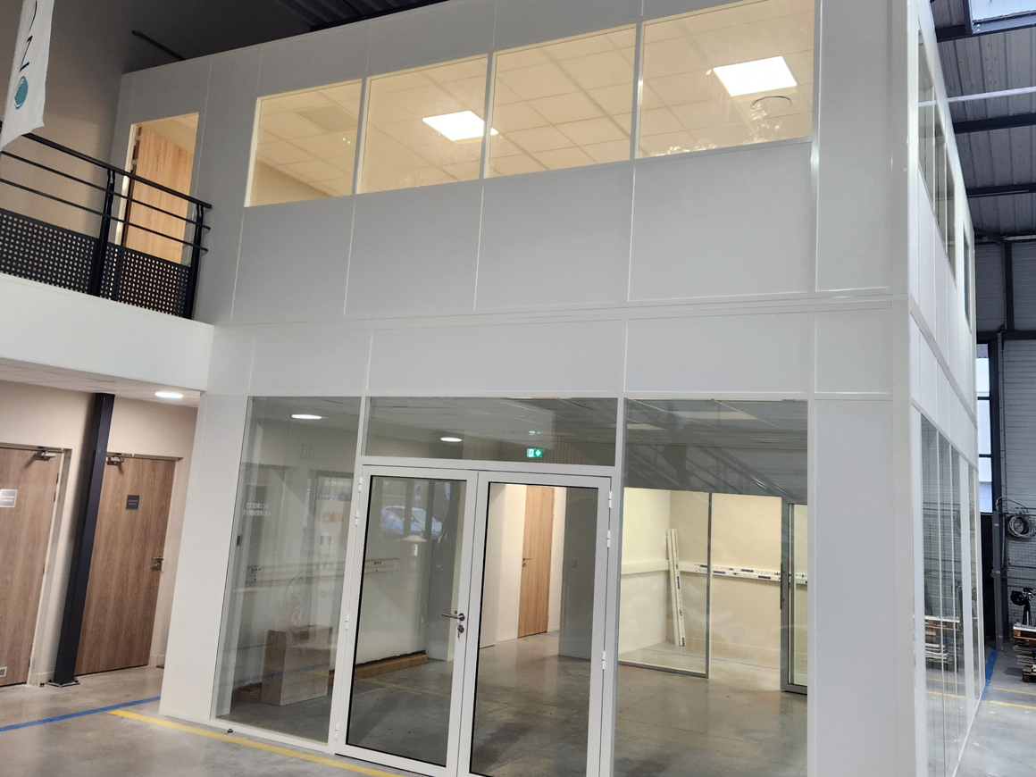 Cloison amovible vitrée pour bureau ou atelier Mezzalp Lyon.