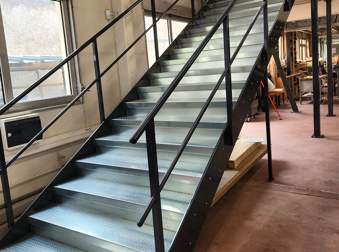 Escaliers industriels Mezzalp : accédez en toute sécurité à vos mezzanines, plateformes et zones techniques grâce à des escaliers industriels ou ERP.