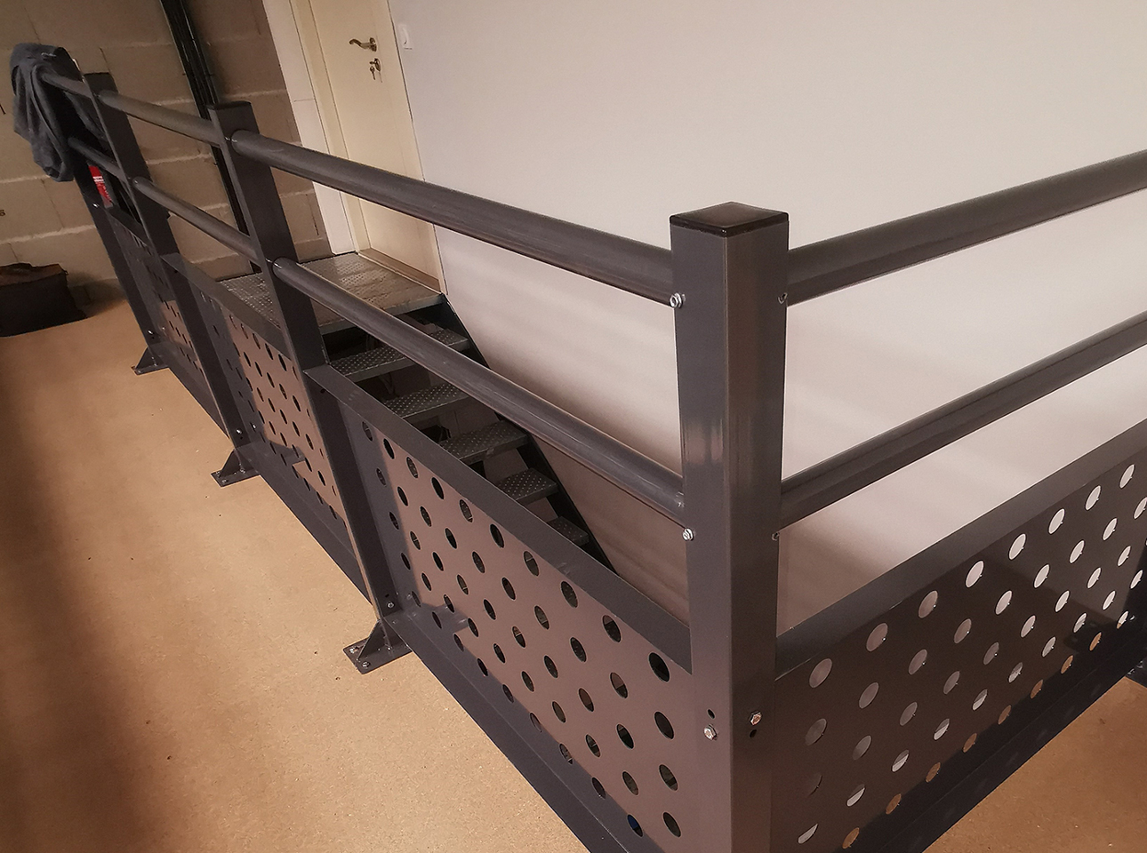 Garde-corps Mezzalp : sécurisez vos passerelles et plateformes avec des garde-corps conformes aux normes en vigueur.